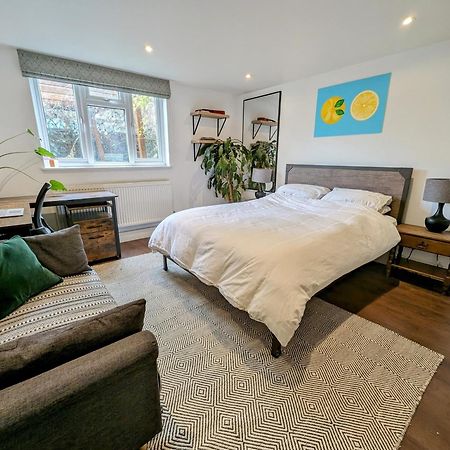 Modern Well Presented Apartment With Garden Londra Dış mekan fotoğraf