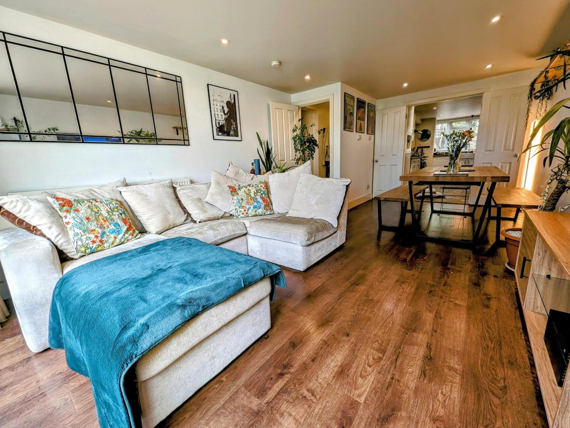 Modern Well Presented Apartment With Garden Londra Dış mekan fotoğraf